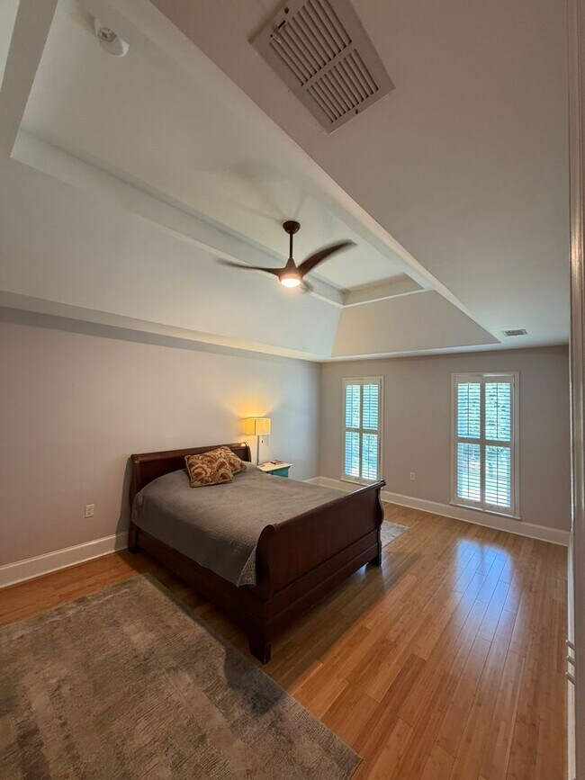Building Photo - Beautiful East Side Home