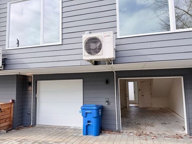 Building Photo - Modern 3-Level Townhome (2020) with Private Garage, Roof Deck & A/C