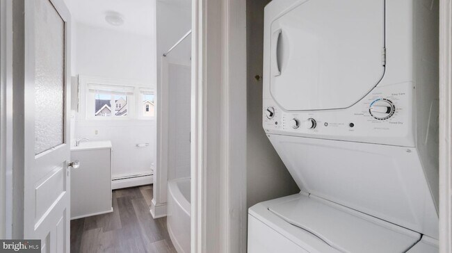 Building Photo - 4 W State St