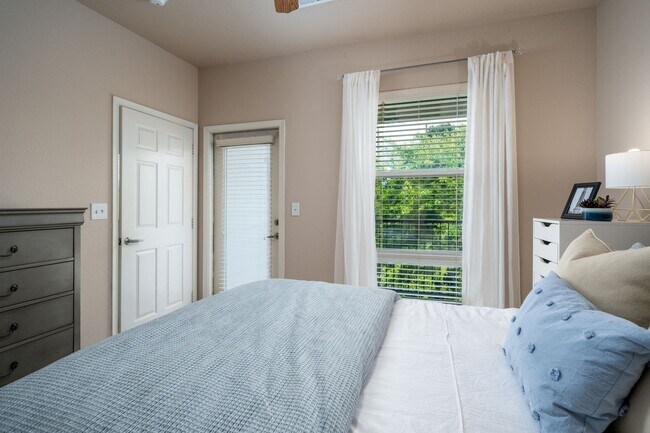 Building Photo - 600 13th St E