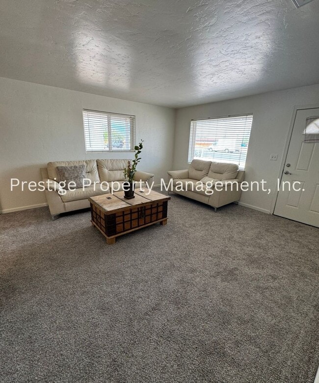 Building Photo - This 4/2 East Side Charmer Wont Last Long!