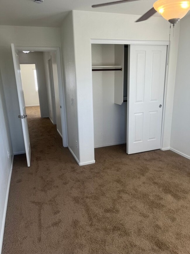 Building Photo - 3 Bed 2.5 New Carpets and Paint!