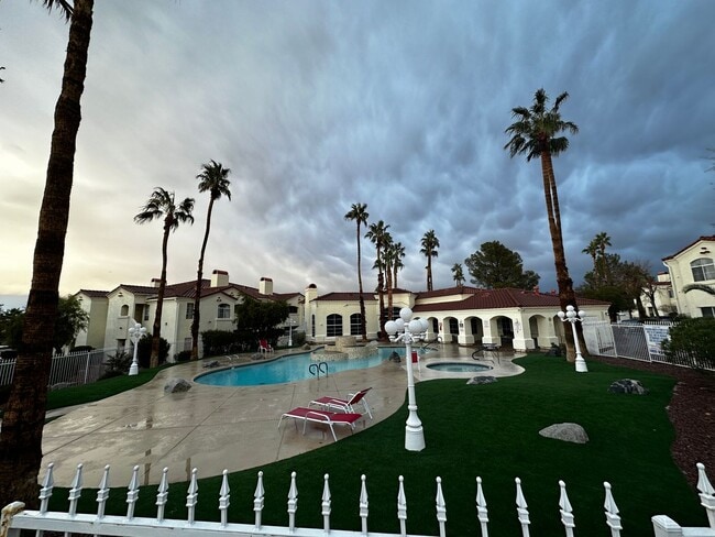 Building Photo - Henderson First Floor Condo - In Gated Community With Pool.