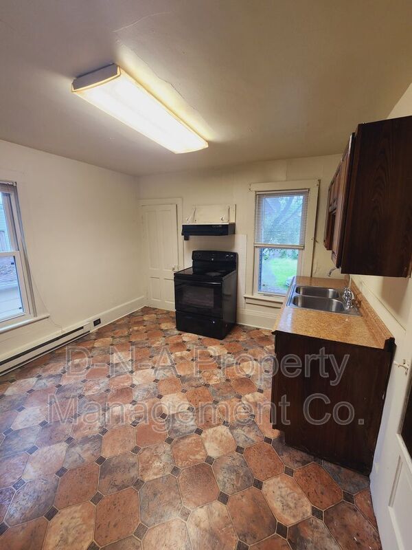 Building Photo - 810 Monroe St