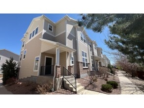 Building Photo - Beautiful updated Townhome with lots of natural light!