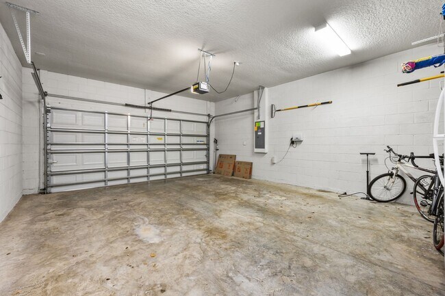 Building Photo - Beautifully Maintained home in Pool Community!