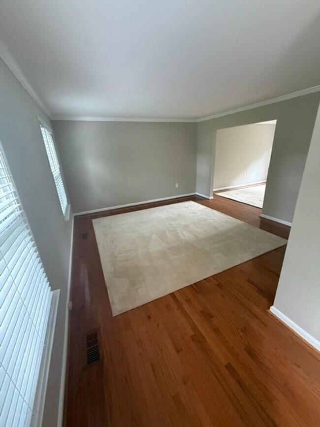 Building Photo - Lovely and Spacious 3 Bedroom 2.5 Bathroom...