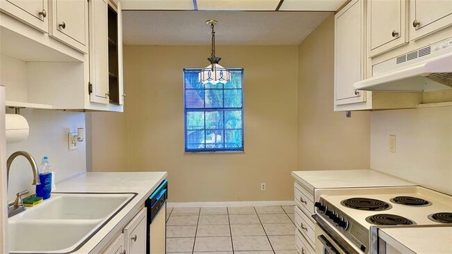 Building Photo - 670 Tennis Club Dr