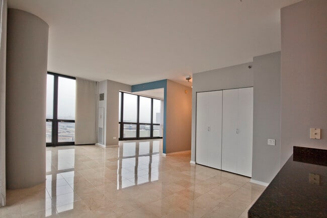Building Photo - 210 S Desplaines St