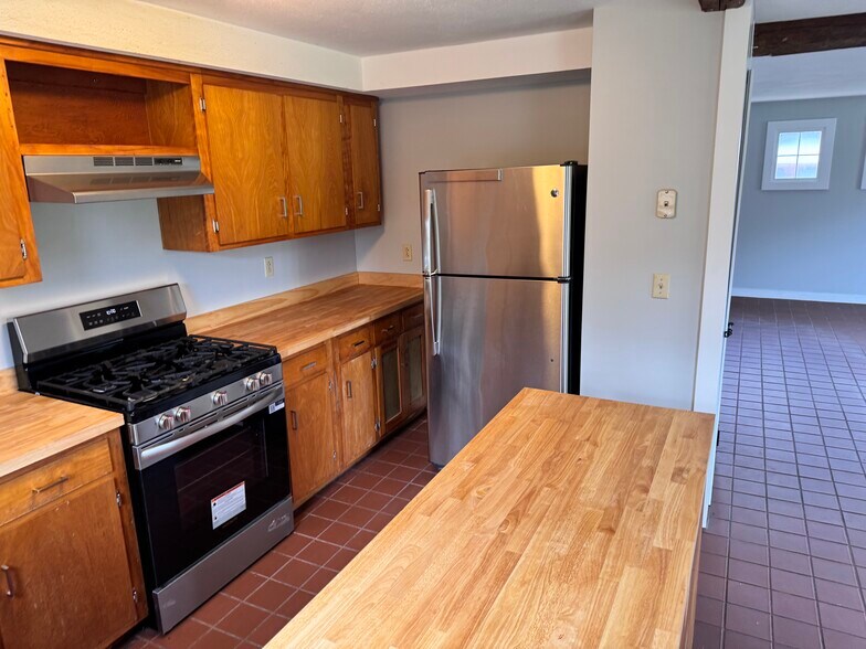 Building Photo - 253 Davis Rd