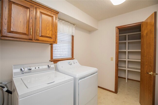 Building Photo - 12 Deddington Dr