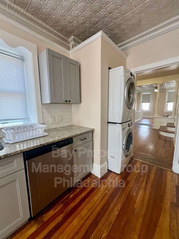 Building Photo - 254 E Main St