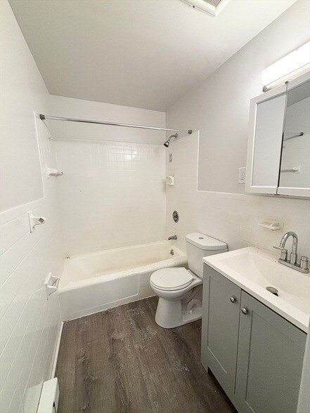 Building Photo - 75 Vine St