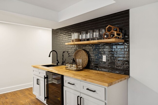 Building Photo - 215 Ash Dr