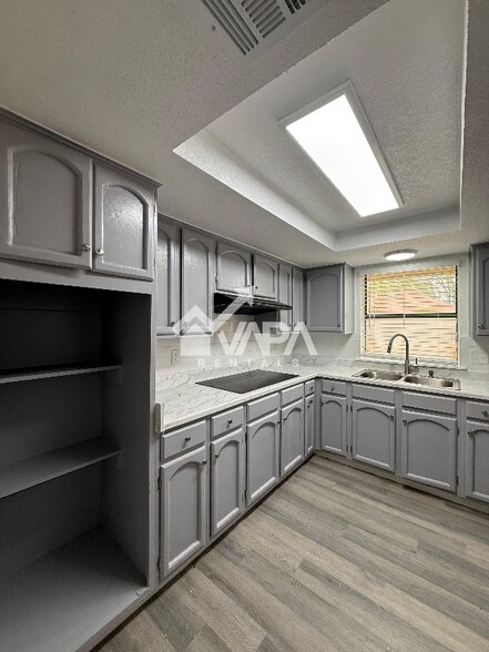 Building Photo - 6735 Stone Lake Dr