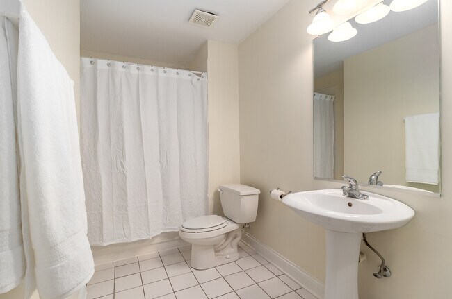 Building Photo - 35 Foxcroft Rd