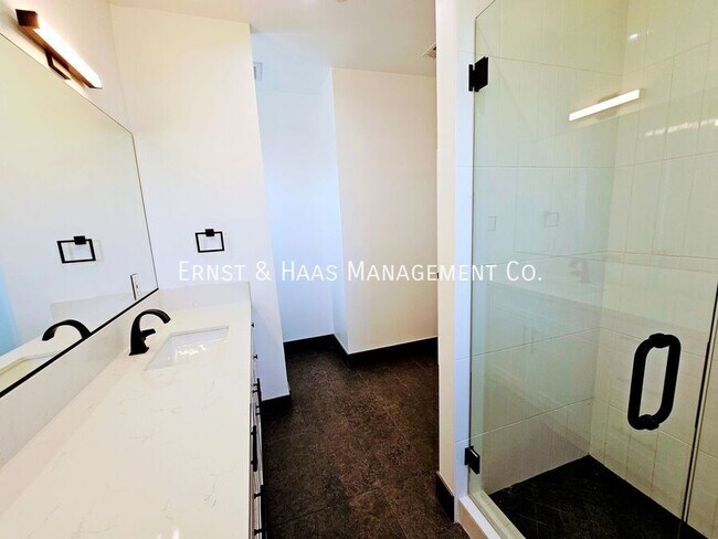 Building Photo - 5016 N Bentree Cir