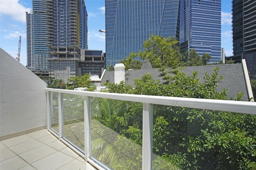 Building Photo - 1528 Brickell Ave