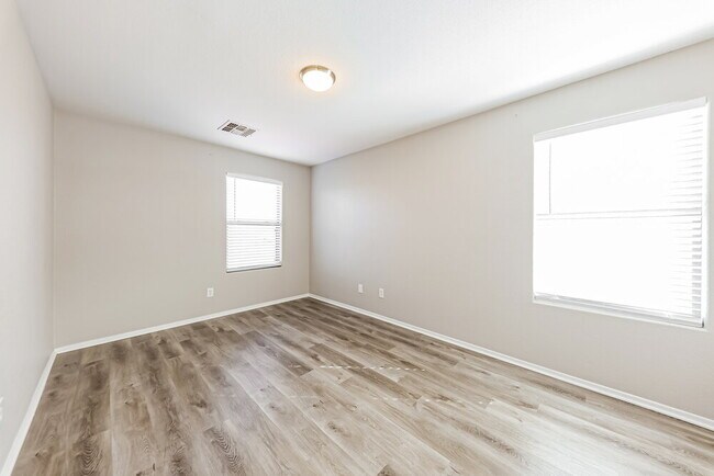 Building Photo - 973 E Doris St