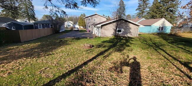 Building Photo - Available August 1st - 3 Bed Home in Cloqu...