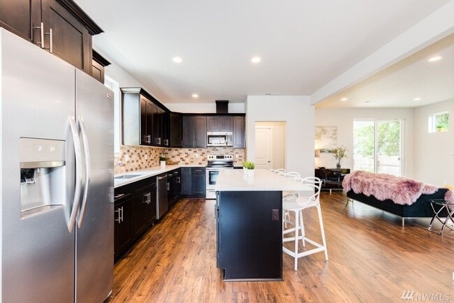 Building Photo - Newer 4 Bed 2.5 Bath with Bonus Room!!