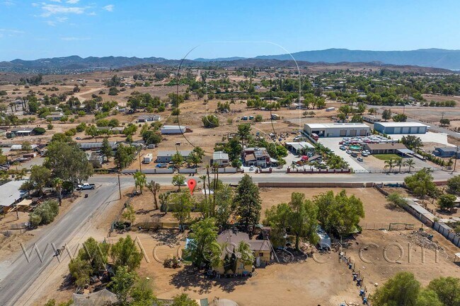 Building Photo - Large Lot! 2 Bed/ 1 Bath Single Family Property!