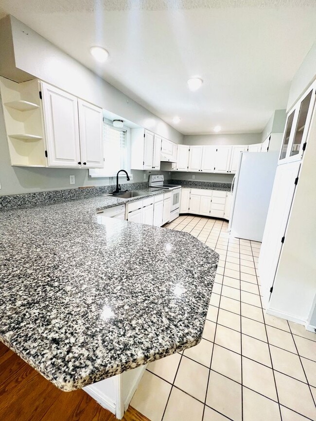 Building Photo - Beautiful 4 Bedroom 3-Bathroom Home