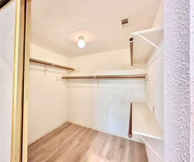 Building Photo - 15 Outervale Pl