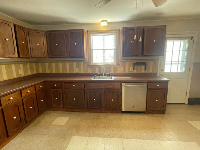 Building Photo - Colorful, eclectic 3-bedroom house in Pitt...