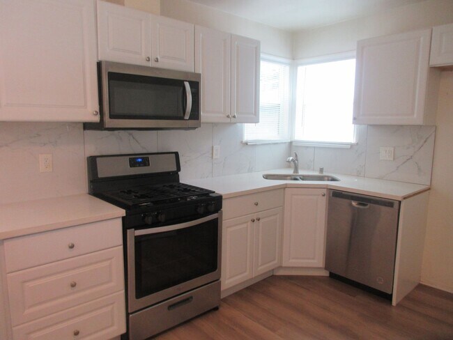 Building Photo - Reduced price on this lovely 3 bedroom Lake Balboa home on McLennan Avenue