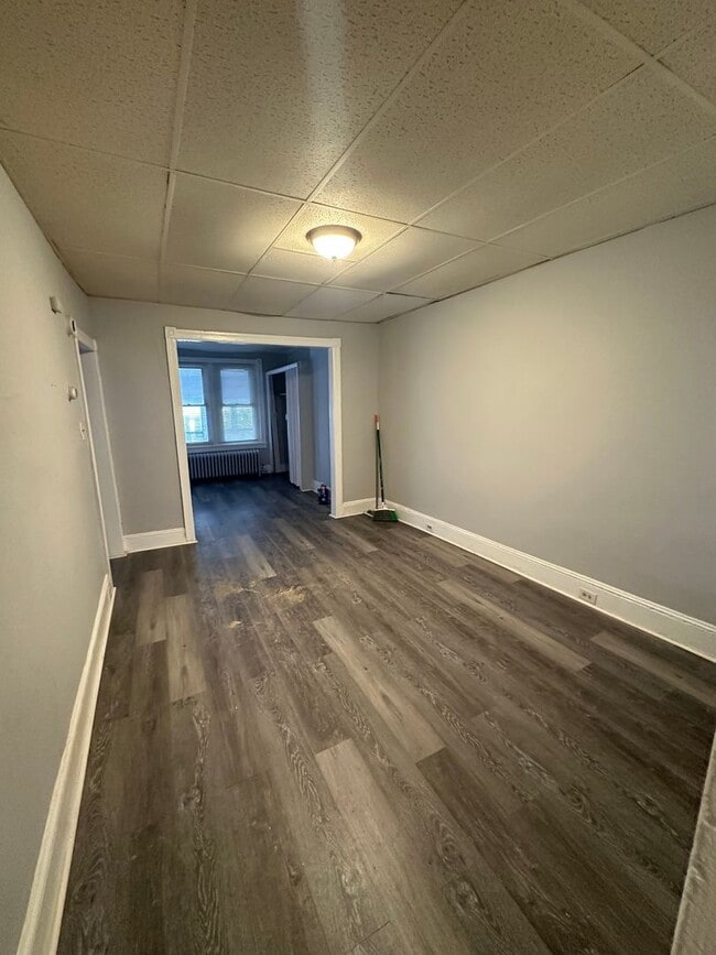 Building Photo - 3 Bed, 1 bath rowhome available!