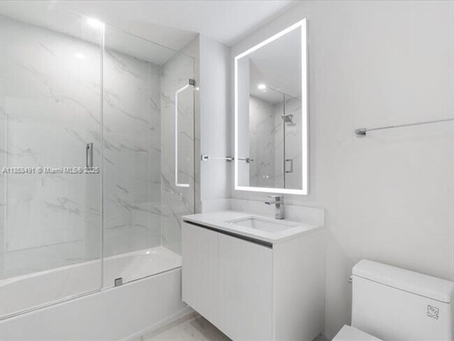 Building Photo - 700 NE 24th St