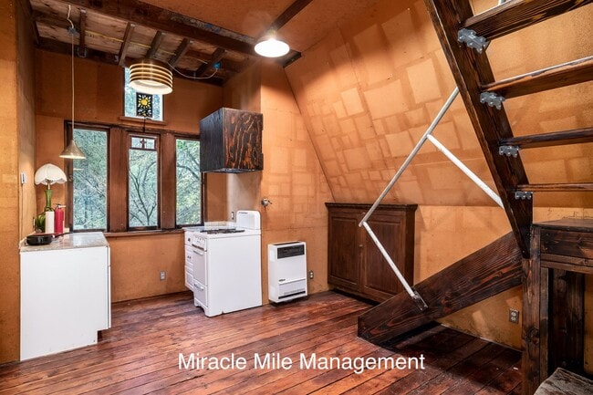 Building Photo - Unique Tudor Style Home with bonus cottage