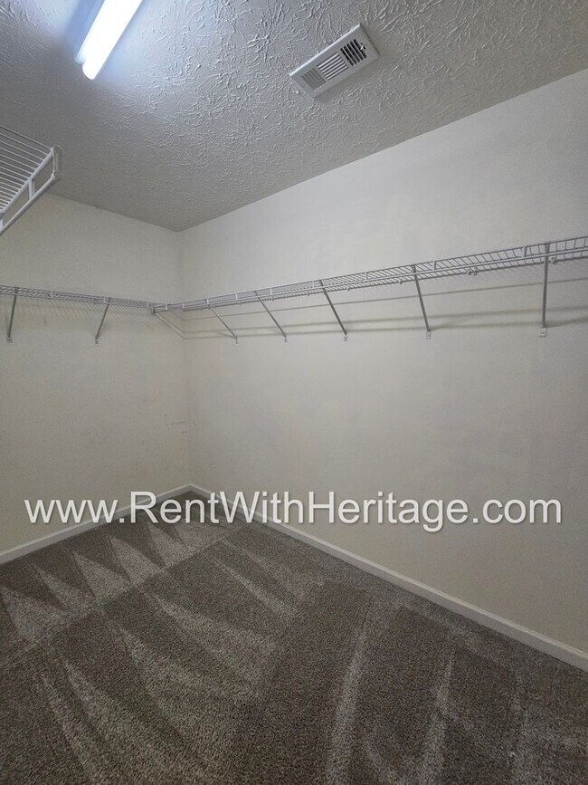Building Photo - Gorgeous 5 bedroom, 2.5 bath / Attention t...