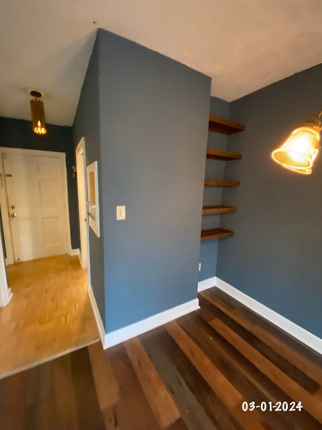Building Photo - Spacious 2 bedroom/1 bath 2nd floor Condo ...