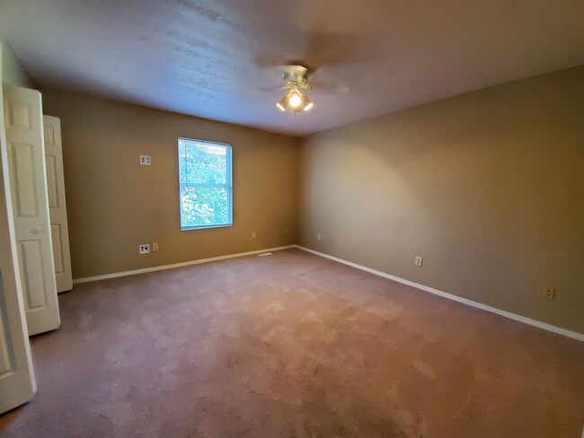 Building Photo - 4 bedroom, 2 bathroom duplex.