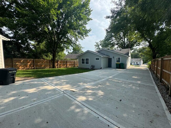 Building Photo - 2813 S 48 St