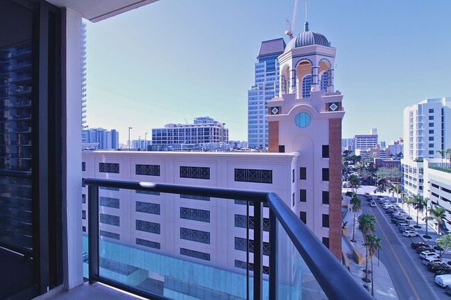 Building Photo - Luxury Living with Breathtaking City Views – Stunning Furnished 3BR/3BA in Bayfront Tower