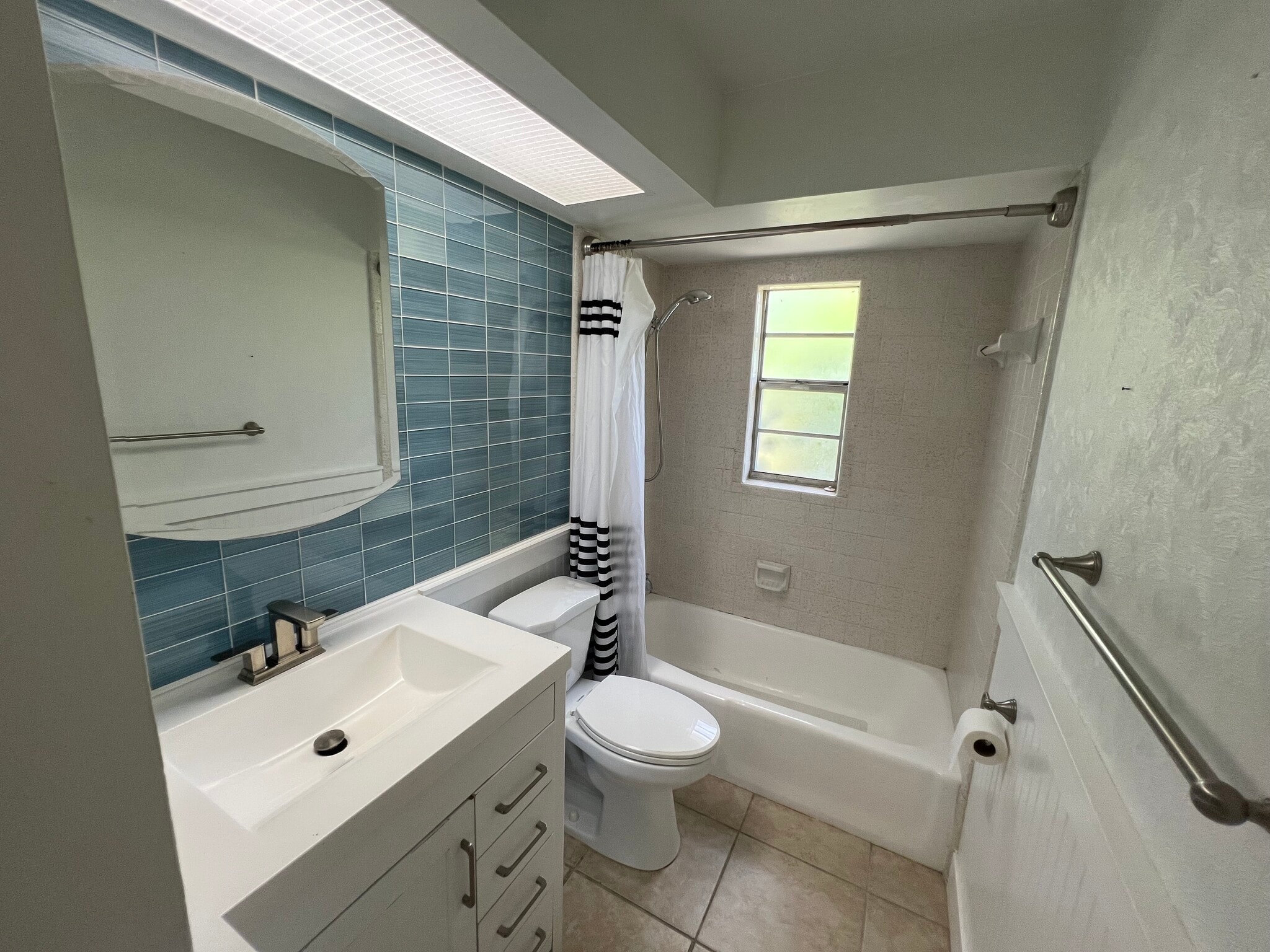 Building Photo - 858 Rose Way