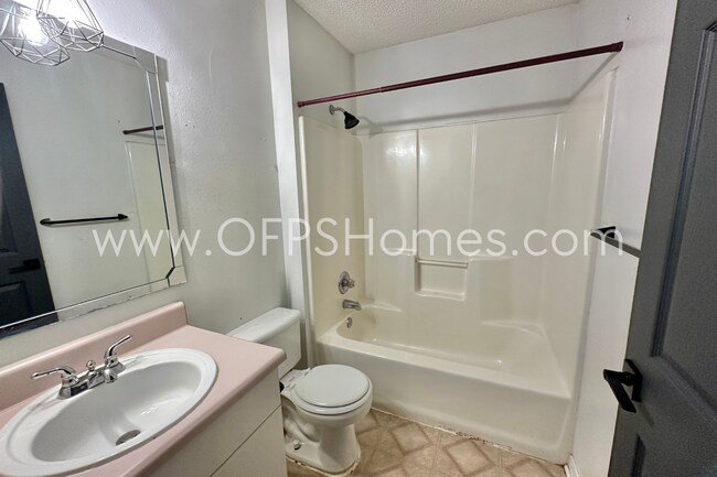 Building Photo - MOVE IN SPECIAL! $500 off first month's rent