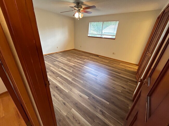 Master suite w/remote fan, his hers closets bathroom - 8519 49th St W