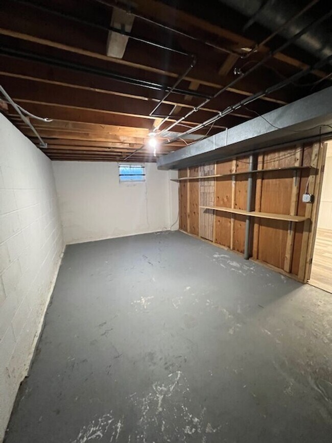 Building Photo - 3 Bedroom In Roanoke Estates!!