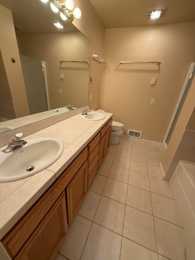 Building Photo - Spacious Two Bedroom Condo With Breathtaki...