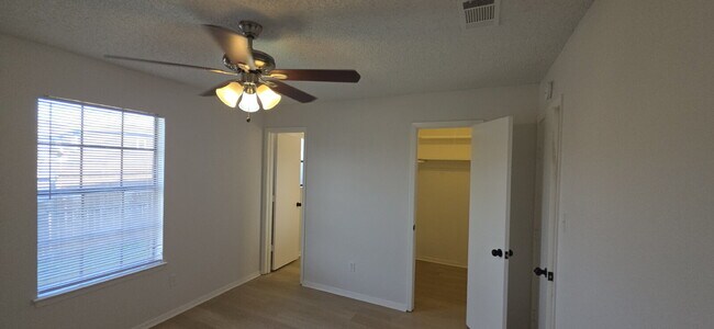 Building Photo - First-floor condo with fenced in backyard!