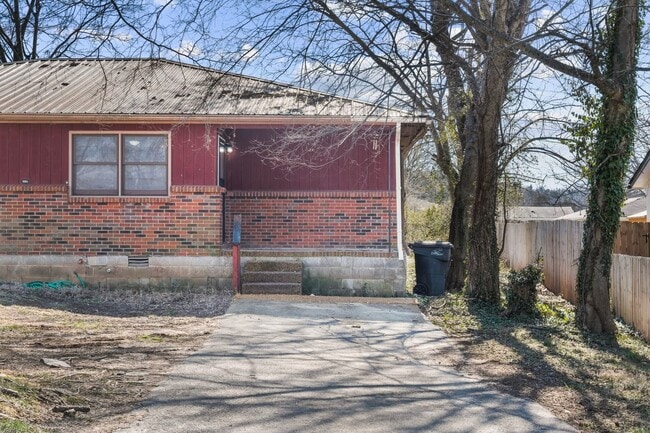 Building Photo - Beautiful Duplex Located near Downtown Columbia!