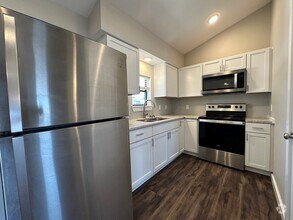 Building Photo - 2930 Skyline Dr