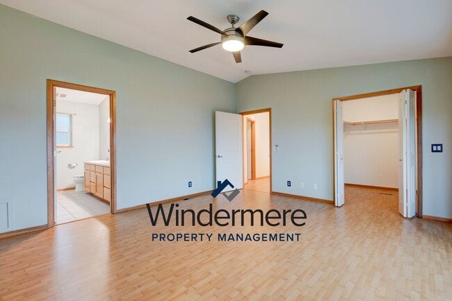 Building Photo - 3 bedroom 2.5 bath Two Story Home with a View! *Short lease only*