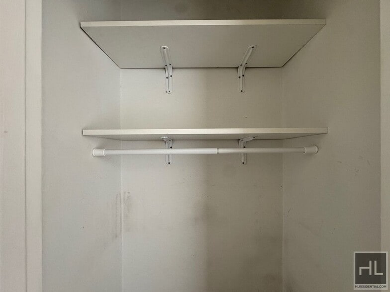 Building Photo - Newly Renovated 2 bedroom apartment spanni...