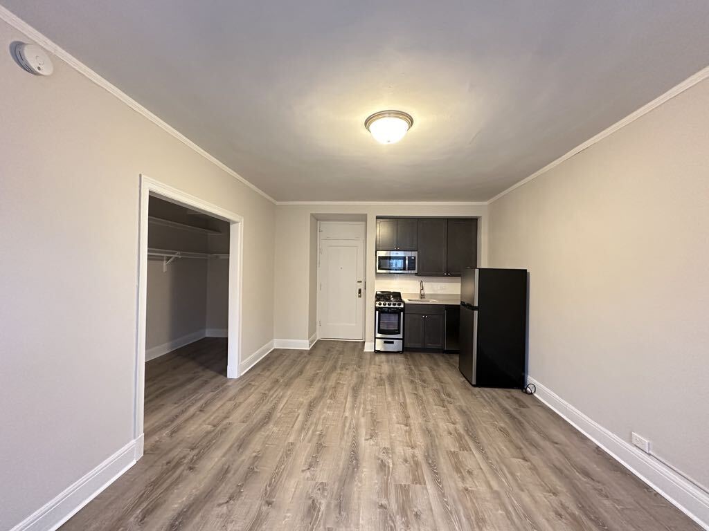 Building Photo - 3335 W Diversey Ave