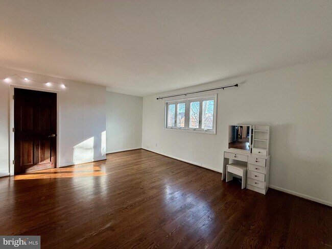 Building Photo - 28 Servan Ct